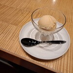 スーツァン・レストラン陳 - 杏仁風味のアイスクリームです。