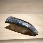 鮨 幸仁 - ◆小鰭・・〆加減、酢加減がよく美味しい。最近伺った数軒の鮨店では小鰭を頂けなかったので、久しぶり。