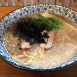 ラーメン イッケン - 煮干し感は抑えめで黒バラ海苔が香るただただ優しい醤油ラーメンがコシのある細麺に合う！