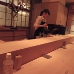 鮨 なかむら - お茶はお姉さんが入れてくれます。