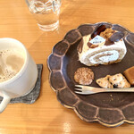 ARCH SHORENJI - ほうじ茶黒糖ロールのおやつプレートとカフェラテ