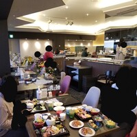ホテルグランヴィア岡山 - 品数豊富なモーニングビュッフェ。握り立てのおにぎりも注文出来る。オムレツはテーブル席からオーダーするタイプ。