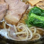 麺屋 十石 - 「猪豚醤油ラーメン」のスープアップ