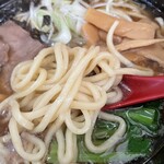 麺屋 十石 - 「猪豚醤油ラーメン」の麺アップ