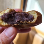 木村家本店 - 紅葉饅頭(粒餡)(税込110円)
      焼き立てでまだ温かい紅葉饅頭
      カステラ生地はもっちりしてますが少し硬めかな？、一方で玉子の味わいは穏やか、粒餡も程好い甘み
      普通に美味しいですがインパクトは無い