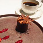 アジュール フォーティーファイブ - 燻製チョコレート、フランボワーズ、柚子のソルベ