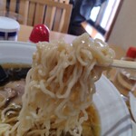 すがい - 米沢ラーメンらしい細縮れ麺