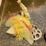 レストラン トヨ トーキョー - アミューズ：蓮根の素揚げや野菜にミモレットチーズ