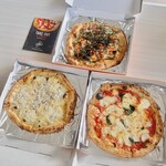 Pizzeria Alto Palazzo - マルゲリータ(¥1,380)、ビアンゲッティピッカンテ(¥1,650)、スモークサーモン・きのこの和風(¥1,820) 各箱代(@¥100)