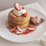 カフェ＆ブックス ビブリオテーク - “あすかルビー”いちごと桜ミルキークリームのパンケーキ　桜練乳クリームソース