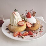 カフェ＆ブックス ビブリオテーク - “あすかルビー”いちごの２種パンケーキ
ホワイトチョコモンブランとショートケーキパンケーキ