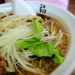 麺や　福座 - 2013年6月2日(日)　期間限定　福座ブラック(700円)　背脂・ニンニク入り　スープ・白髪ネギ・レタス・もやし　アップ