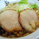 麺や　福座 - 2013年6月2日(日)　期間限定　福座ブラック(700円)　背脂・ニンニク入り　直火焼きチャーシュー２枚　アップ