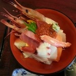 一力 - 海鮮丼　1500円。10種類くらいのネタが入ってました。鯛のあら汁も旨い！