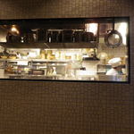 墨花居 - 店内のテーブルから厨房をみる