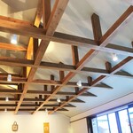 HACHI&MITSU - 天井に静岡の木材を使用