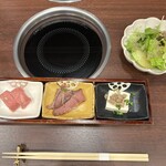 しゃぶしゃぶ 将泰庵 - 前菜(押し寿司、ローストビーフ、肉そぼろ豆腐)
