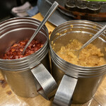 成吉思汗だるま - 左）唐辛子　右）ニンニク