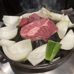 成吉思汗だるま - 脂がジュワッとの上肉をセンターへ。ヒレはミディアムレアにちょい脇へ。