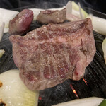 成吉思汗だるま - 上肉は脂のトロける旨さを楽しむために、軽く両面に火を通したら、ハサミで食べやすい大きさにカットして、仕上がりを待ちます！！