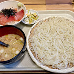 193434626 - 「稲庭うどん 七蔵特製スープつけ麺 ミニ丼ぶりセット(まぐろ漬け丼)(小)」(1300円)です