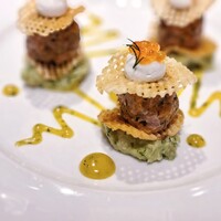 ラトリエ ドゥ ジョエル・ロブション - ミルフィーユ仕立てにしたスモークサーモンとアボカドのタルタル グラブラックスソース