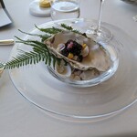 ピエール・ガニェール - 生姜の香る真牡蠣のボッシェ 蕪のジュレとマンゴー オシェトラ・キャビアと共に