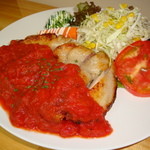 M's kitchen - とりもも肉一枚をジューシーに焼き上げ自家製トマトソースをかけました