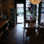 M's kitchen - 1階店内　4人掛けのテーブル席がふたつ　カウンター6席