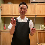 御料理 寺沢 - トリュフを削り笑みを浮かべる寺沢店主(掲載了承済)