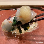 御料理 寺沢 - 白ボタン海老の昆布〆と寒締め菠薐草をすりおろし林檎とともに