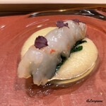 御料理 寺沢 - 白ボタン海老の昆布〆に寒締め菠薐草に菊花にすりおろし林檎