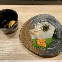 おたる政寿司 新宿店 - いかそうめん 黄身と雲丹を溶いたつけだれで