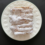 SNOWS - アーモンドの香り。マカロン生地が新食感のバームクーヘン。食感のコントラスト。