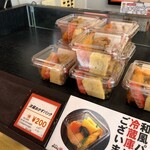 おにぎりの桃太郎 - 店内にはおかずも売ってます。洋風に、