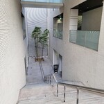 レストラン リューズ - お店は階段を下って左側。地下でも明かりが入ります。