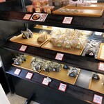 おにぎりの桃太郎 - おにぎりずらり。次々に四日市マダムが来ては、大量に買って行きます。マジで愛されてて、陳列も奥まってます。