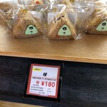 おにぎりの桃太郎 - その中でも一際もっさり陳列されている、一番人気の「味」にしました。