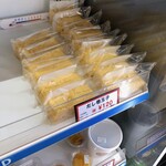 おにぎりの桃太郎 - ビニール入りのだし巻き。斬新なので購入。