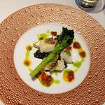 レストラン リューズ - 前菜②
      アオリイカ、チョリソーとバジルオイルのソース。