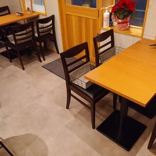 [Near the station] The stylish wood-grained interior can be used for a variety of occasions