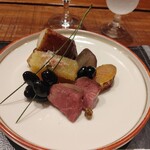 傳 - (2022/12 訪問)前菜。鴨、黒豆、和栗、カラスミ、子持昆布、海老芋。いつもはお節に入っているお料理の一部を八寸のように盛り付けて。