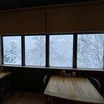 十勝岳温泉 湯元 凌雲閣 - 大きな窓から白銀の世界をみながらの朝食でした。