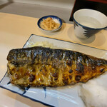 食事と酒処 真 - 鯖は油が濃厚でトロトロ、皮も美味しくて最高の鯖でした。数本の骨だけ残しましたが具材と焼き方は最高です。価格は1,000円に値上げしていたが、納得のクオリティです。