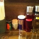 油そば 椿 - テーブルセット