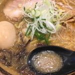 麺屋 つくし - 妻のチョイス　味噌ラーメン

ではいただきましょう。

いざ！


ん！？やっぱり前に食った時と味が違う気がする。

甘味もあって美味い。

あすこは違う店なのか？？？


