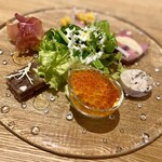 イタリア料理 エクローチェ - ①前菜6種盛合せ
            　・スホォルマート（鳥ミンチとキノコ）
            　・自家製イクラ、マンテカート（ジャガイモとタラすり身）
            　・蝦夷鹿と栗の煮凝り