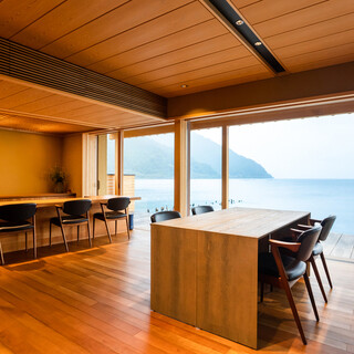 這是一間現代料理旅舘，透過一面牆的大窗戶可欣賞琵琶湖的全景。