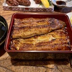 鰻重 - 重なり合う大ぶりの鰻、肉厚です