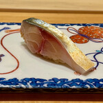 一心鮨 光洋 - ⑤鯖〜縦に切り目を入れた、鯖に覆われた握りに。